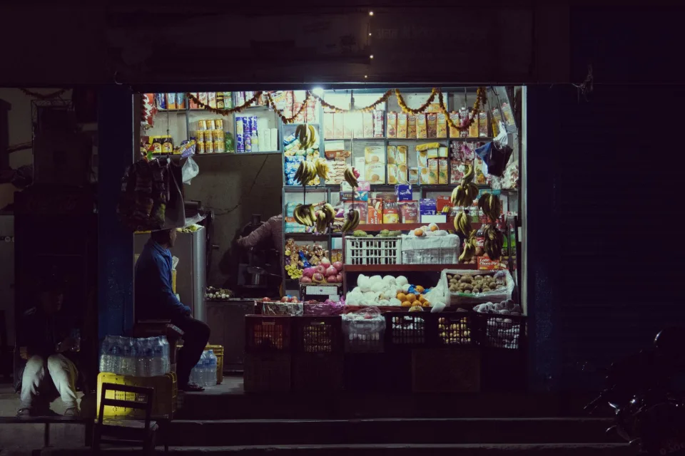 Khách chọn rau củ tươi